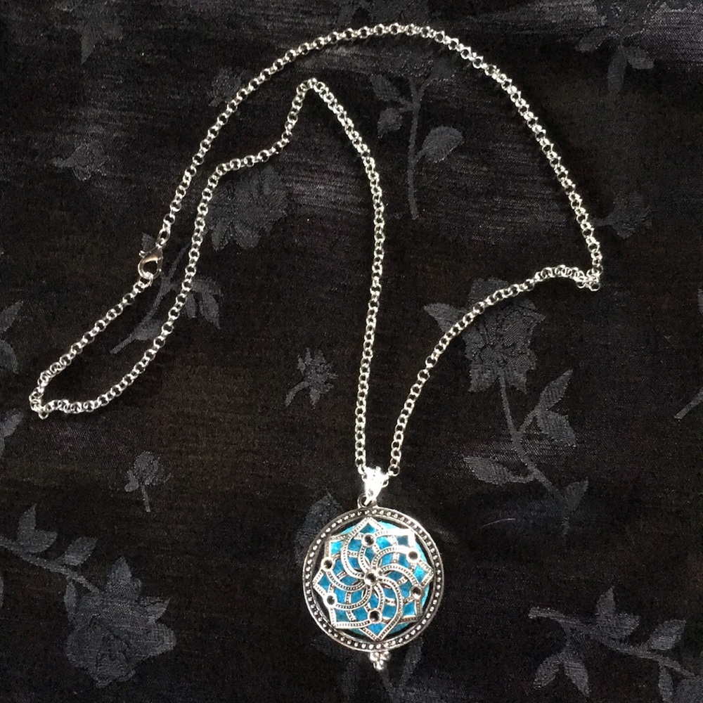 Last One! New! Aromatherapy Locket Necklace - Picture 3 of 7